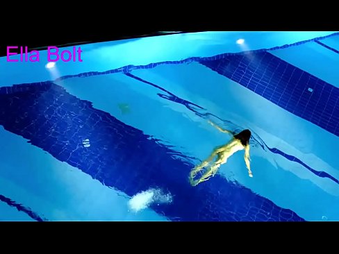 ❤️ Je ne peux pas m'arrêter de regarder, jeune blonde prise en train de nager nue dans la piscine de la station ELLA BOLT. ️❌ Super sexe at us