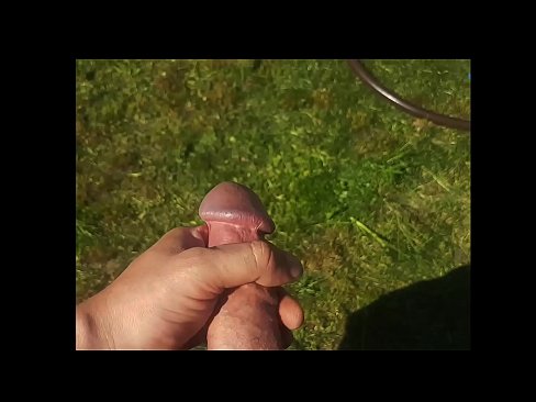 ❤️ Une chaudasse se fait baiser la chatte rose et jouit avec une giclée dans un jardin d'été... ️❌ Super sexe at us