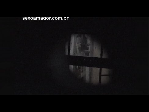 ❤️ Blondie se fait secrètement filmer par un voyeur du quartier caché derrière des briques creuses. ️❌ Super sexe at us