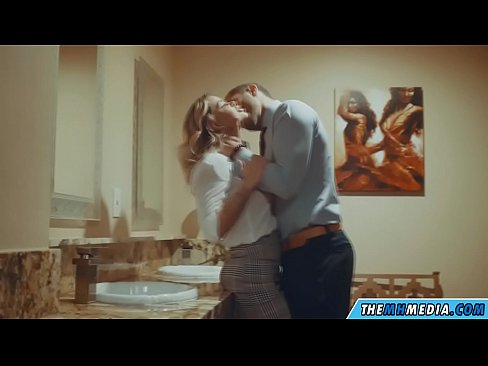 ❤️ Quand une blonde plantureuse vous séduit dans des toilettes publiques. ️❌ Super sexe at us
